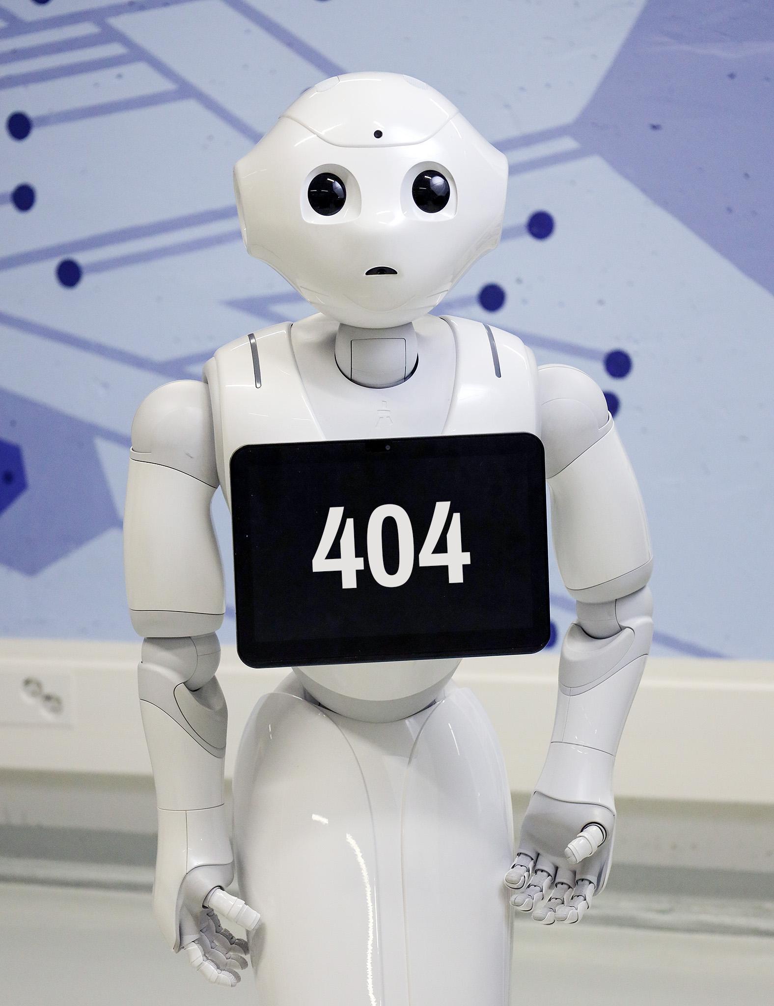 Humanoidirobotti katsoo kohti kameraa ja näyttää ruudulla 404-tekstiä