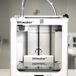 Lähikuva Ultimaker3 3D-tulostimesta