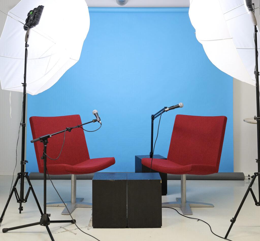 kuva studiosta, jossa kaksi tuolia